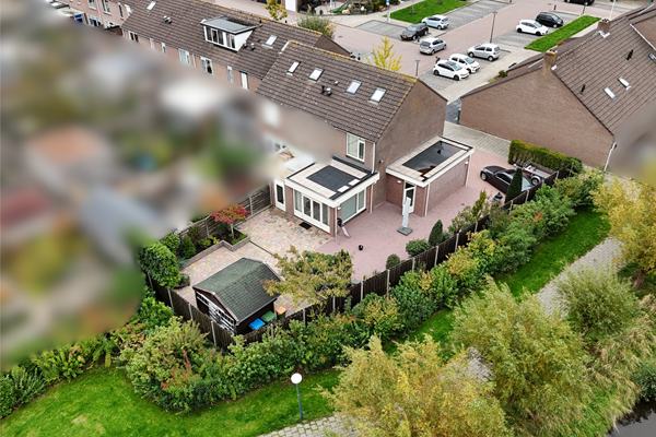 Foto - Verkocht onder voorbehoud: Ruimte, comfort en een heerlijke tuin! Welkom aan ’t Magesijn 76 in Klundert!
